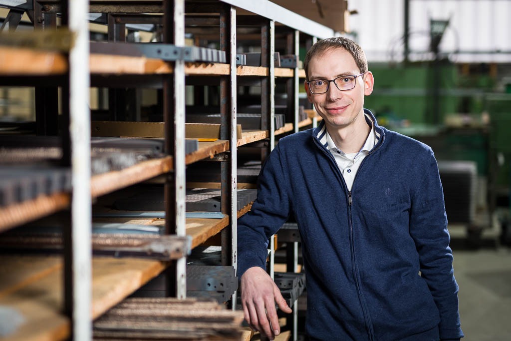 Mitarbeiter in der Produktion vor Lagerregal. Mitarbeiter in der Produktion vor Lagerregal.