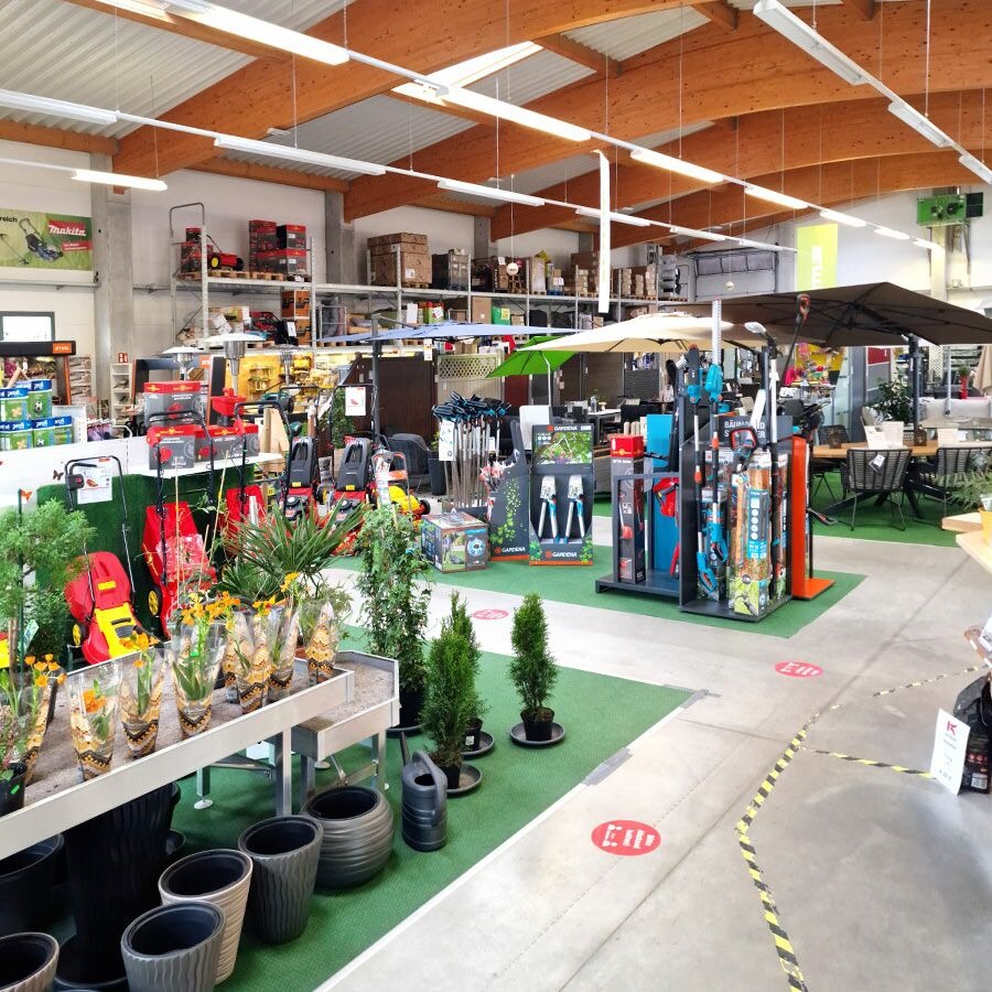 Innenansicht eines Baumarkts mit Gartencenter, Werkzeugen und Rasenmähern. Innenansicht eines Baumarkts mit Gartencenter, Werkzeugen und Rasenmähern.